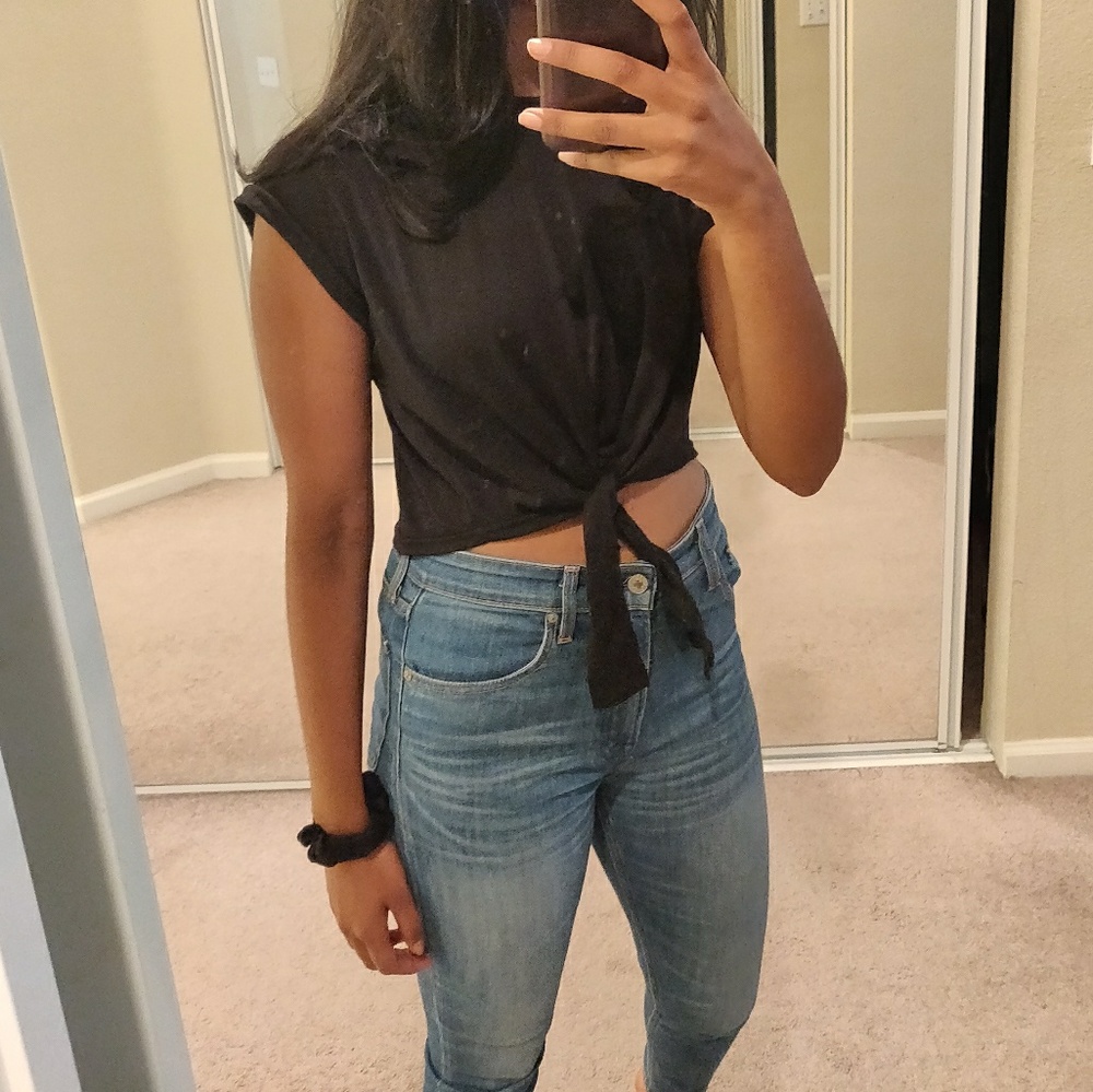 black cropped tee with tied frong